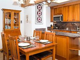 Downtown Aspen 2 Bedroom Near Lift 1A w/ Pool & hot Tub!