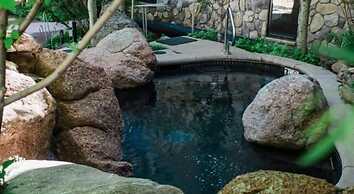 Downtown Aspen 2 Bedroom Near Lift 1A w/ Pool & hot Tub!