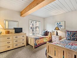 Comfortable 3BR Condo in Downtown Aspen Near Lift 1A With Pool & hot T
