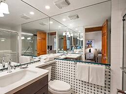 Comfortable 3BR Condo in Downtown Aspen Near Lift 1A With Pool & hot T