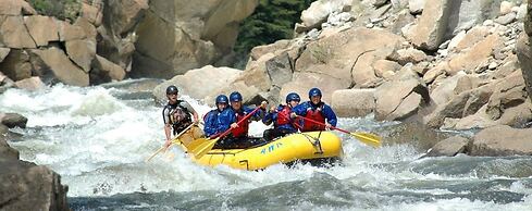 Comfortable 3BR Condo in Downtown Aspen Near Lift 1A With Pool & hot T