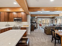 Comfortable 3BR Condo in Downtown Aspen Near Lift 1A With Pool & hot T