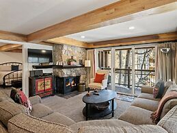 Comfortable 3BR Condo in Downtown Aspen Near Lift 1A With Pool & hot T