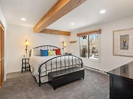 Comfortable 3BR Condo in Downtown Aspen Near Lift 1A With Pool & hot T