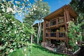 Comfortable 3BR Condo in Downtown Aspen Near Lift 1A With Pool & hot T