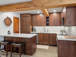 Comfortable 3BR Condo in Downtown Aspen Near Lift 1A With Pool & hot T