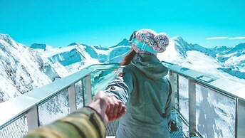 Comfortable 3BR Condo in Downtown Aspen Near Lift 1A With Pool & hot T