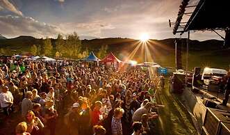 Comfortable 3BR Condo in Downtown Aspen Near Lift 1A With Pool & hot T