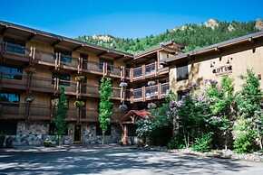 Centrally Located 3BR in Aspen Core With Pool & hot Tub!