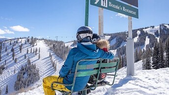 Convenient 2BR in Downtown Aspen - Walk to Lift 1A, Shops, Dining!