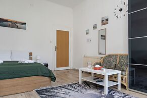 Comfortable 3BR Danube & Millenium Tower