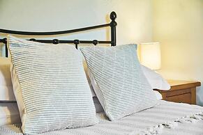 Host Stay Providence Cottage