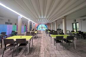 Family Village Pool And Sea