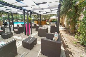 Family Village Pool And Sea