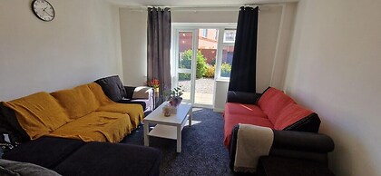 Housesleeps5-garden-parking-familyfriendly