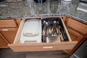 Jacuzzi,crib,walk to Chineese,kebab Rest,food Lion