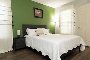 Jacuzzi,crib,walk to Chineese,kebab Rest,food Lion