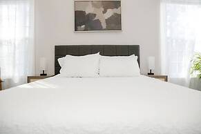 Jacuzzi,crib,walk to Chineese,kebab Rest,food Lion