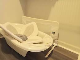 Jacuzzi,crib,walk to Chineese,kebab Rest,food Lion