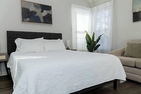 Jacuzzi,crib,walk to Chineese,kebab Rest,food Lion