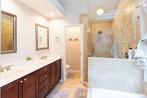 Jacuzzi,crib,walk to Chineese,kebab Rest,food Lion