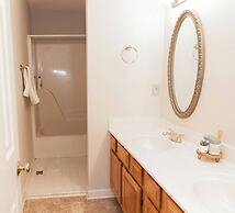 Jacuzzi,crib,walk to Chineese,kebab Rest,food Lion