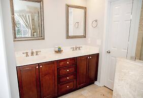 Jacuzzi,crib,walk to Chineese,kebab Rest,food Lion