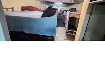 ISLAND HOPPERZ HOSTEL CAFE WORKSPACE BUD