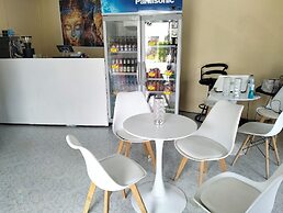 ISLAND HOPPERZ HOSTEL CAFE WORKSPACE BUD