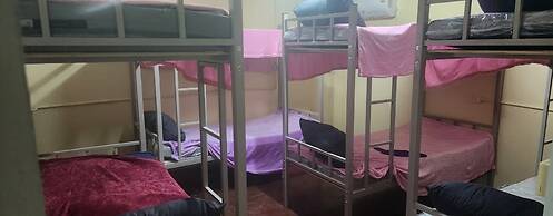 ISLAND HOPPERZ HOSTEL CAFE WORKSPACE BUD