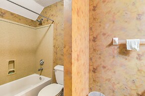 Family-friendly Gem w/ Home Office in Memphis