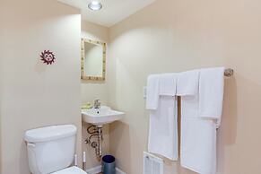 6 Mi to Downtown: Walkable Seattle Home w/ Hot Tub