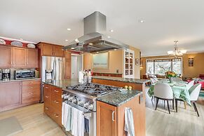 6 Mi to Downtown: Walkable Seattle Home w/ Hot Tub