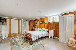 6 Mi to Downtown: Walkable Seattle Home w/ Hot Tub