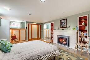 6 Mi to Downtown: Walkable Seattle Home w/ Hot Tub
