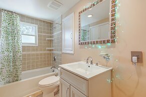 6 Mi to Downtown: Walkable Seattle Home w/ Hot Tub