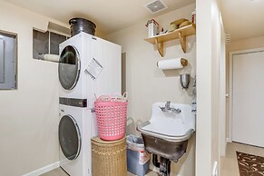 6 Mi to Downtown: Walkable Seattle Home w/ Hot Tub