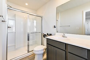 < 6 Mi to Uptown Charlotte: Bright Home w/ Yard