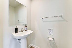 < 6 Mi to Uptown Charlotte: Bright Home w/ Yard