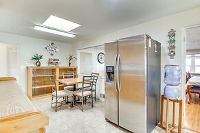 6 Mi to Unm: Albuquerque Family Abode w/ Views!