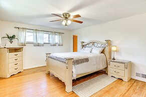 6 Mi to Unm: Albuquerque Family Abode w/ Views!