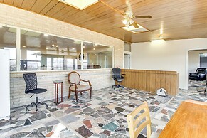 6 Mi to Unm: Albuquerque Family Abode w/ Views!