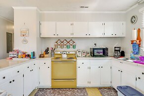 1 Mi to Avalon Pier: Charming Coastal Cottage!