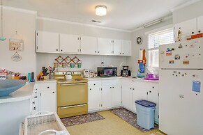 1 Mi to Avalon Pier: Charming Coastal Cottage!