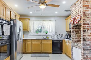 2 Mi to Airport: College Park Home w/ Grill!
