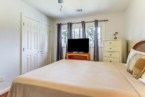 2 Mi to Airport: College Park Home w/ Grill!