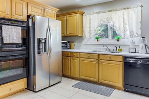 2 Mi to Airport: College Park Home w/ Grill!