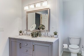 2 Mi to Airport: College Park Home w/ Grill!