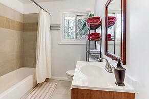 2 Mi to Airport: College Park Home w/ Grill!
