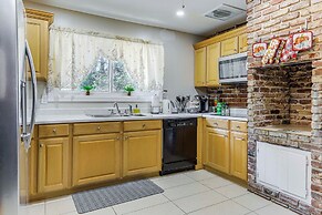 2 Mi to Airport: College Park Home w/ Grill!